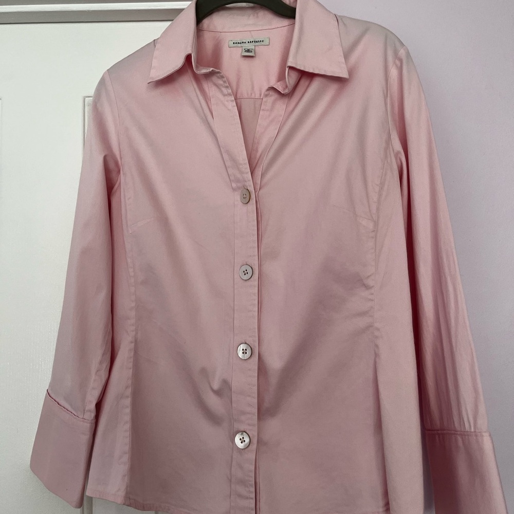 Banana republic pink button down shirt
98% cotton 2% Lycra